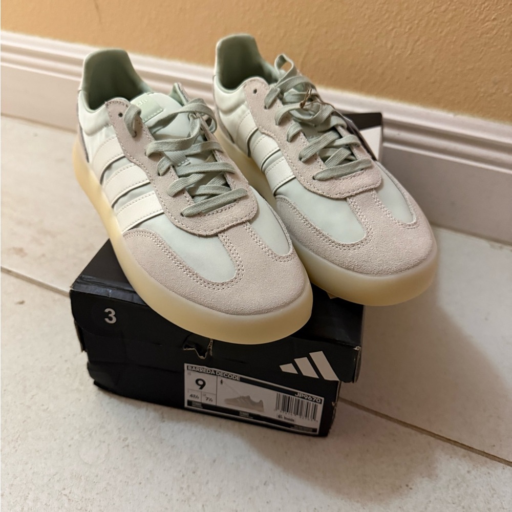 WOMEN'S ADIDAS BARREDA DECODE SNEAKERS W9
